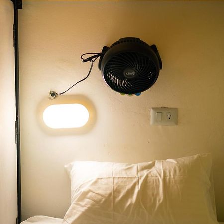Baku Laureles Hostel Медельин Экстерьер фото