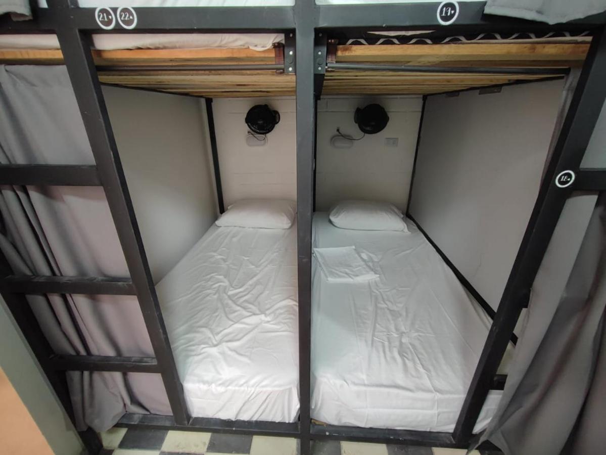 Baku Laureles Hostel Медельин Экстерьер фото