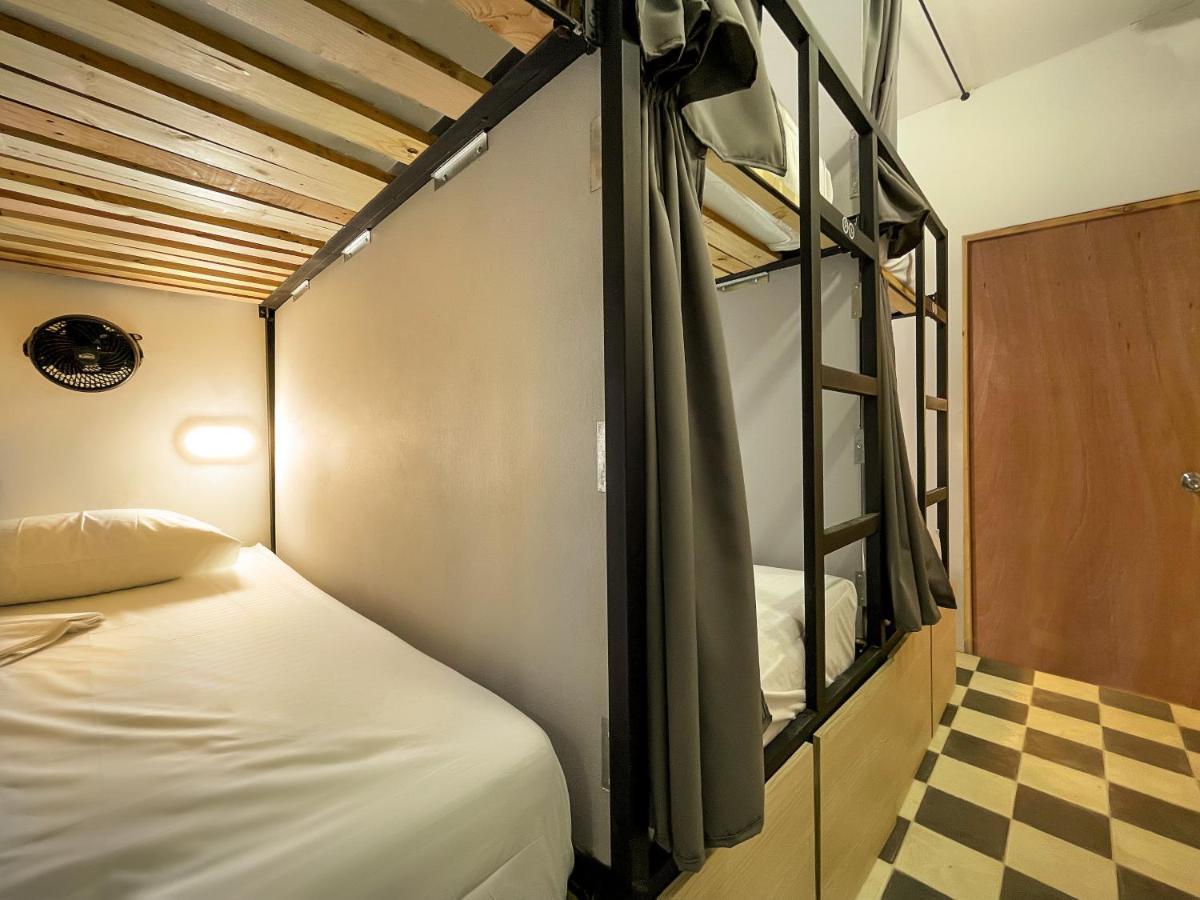 Baku Laureles Hostel Медельин Экстерьер фото