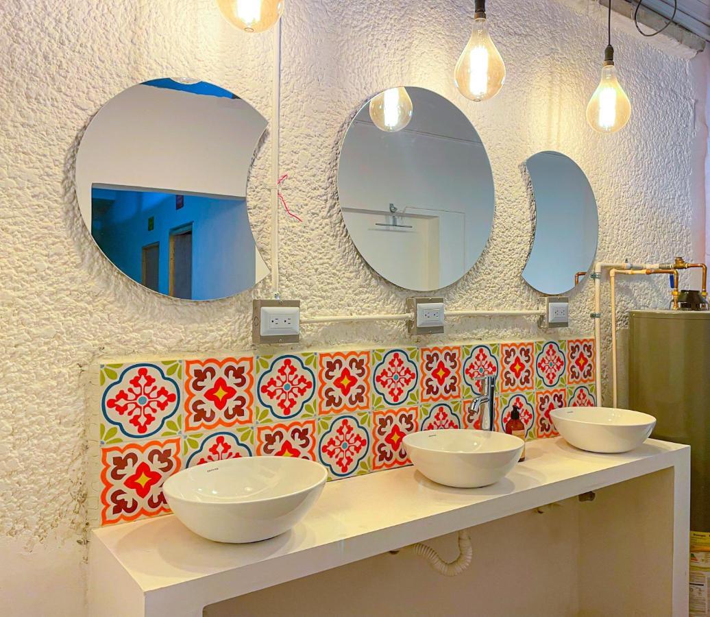 Baku Laureles Hostel Медельин Экстерьер фото