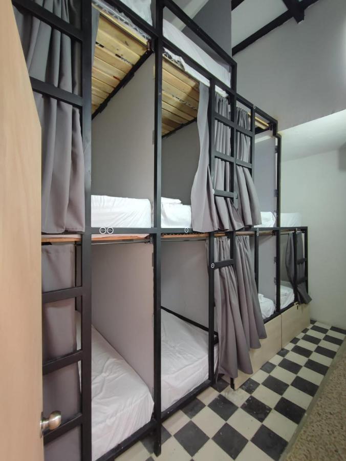 Baku Laureles Hostel Медельин Экстерьер фото