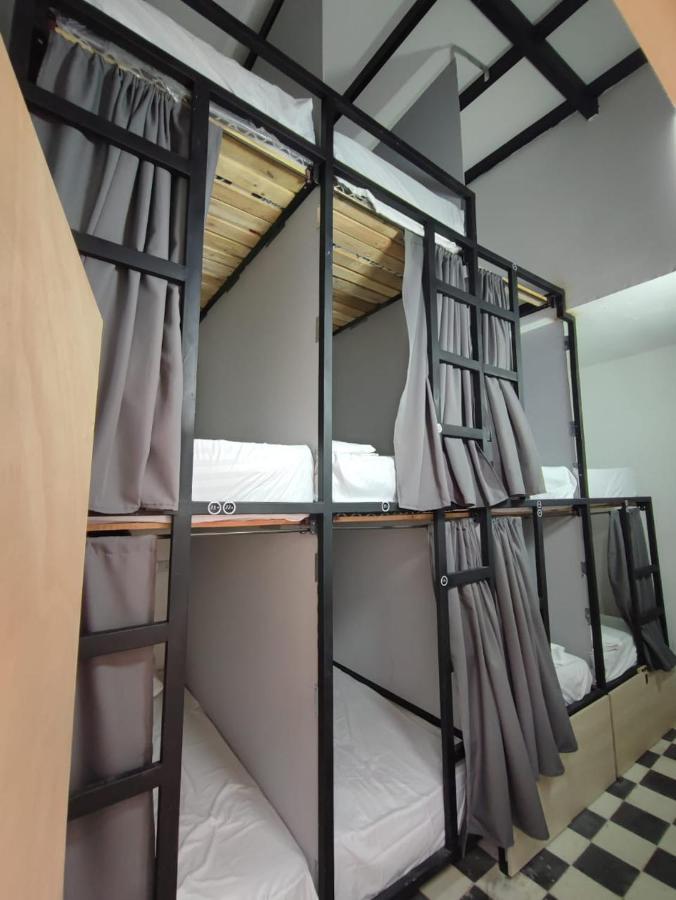 Baku Laureles Hostel Медельин Экстерьер фото