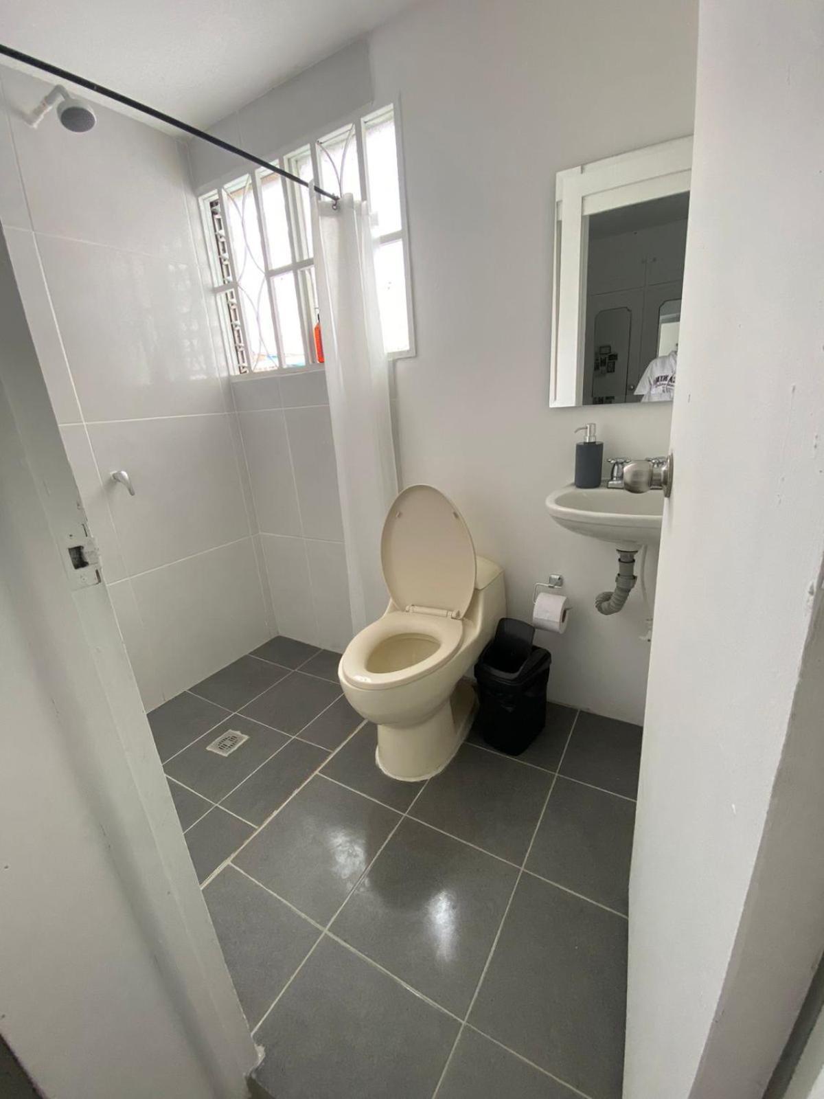 Baku Laureles Hostel Медельин Экстерьер фото
