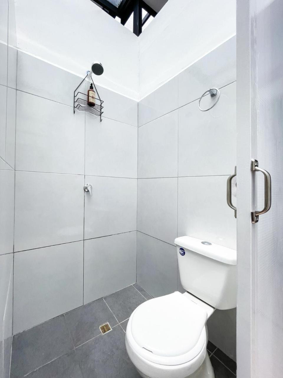 Baku Laureles Hostel Медельин Экстерьер фото